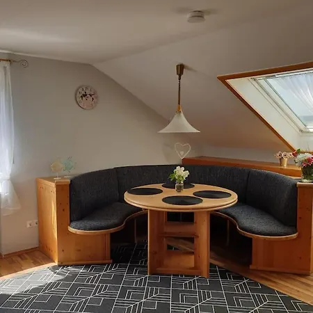 Moderne Dg-wohnung In Lägenhet *